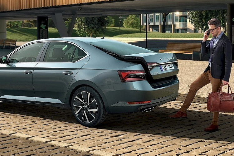 Ở bản tiêu chuẩn, mẫu sedan hạng D này dùng đèn pha LED thông thường. Trong khi đó, đèn pha LED ma trận được trang bị cho các bản cao cấp. Bên dưới là cản trước với hốc gió trung tâm hình chữ nhật khá rộng, đi kèm tấm lưới hình tổ ong. Ngoài ra, cản trước còn tích hợp đèn sương mù LED nằm ngang, nối với nhau bằng nẹp mạ crôm vắt ngang đầu xe giống Skoda Octavia.