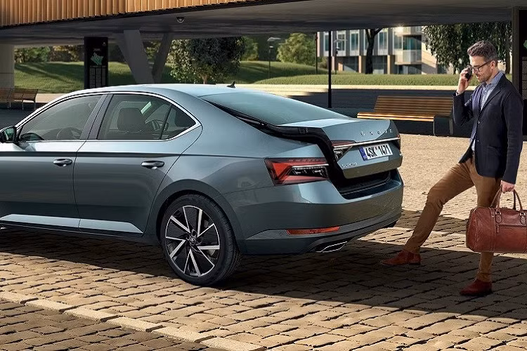 Ở bản tiêu chuẩn, mẫu sedan hạng D này dùng đèn pha LED thông thường. Trong khi đó, đèn pha LED ma trận được trang bị cho các bản cao cấp. Bên dưới là cản trước với hốc gió trung tâm hình chữ nhật khá rộng, đi kèm tấm lưới hình tổ ong. Ngoài ra, cản trước còn tích hợp đèn sương mù LED nằm ngang, nối với nhau bằng nẹp mạ crôm vắt ngang đầu xe giống Skoda Octavia.