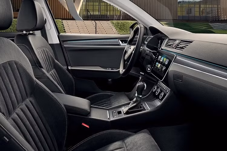 Bước vào bên trong nội thất của Skoda Superb, người dùng sẽ được chào đón bằng không gian rộng rãi và có thiết kế lịch sự, đúng truyền thống của những mẫu sedan hạng D. Trước mặt người lái xuất hiện vô lăng 2 chấu đặc trưng của thương hiệu Skoda. Riêng bản Sportline sẽ dùng vô lăng 3 chấu với thiết kế vát đáy thể thao hơn.
