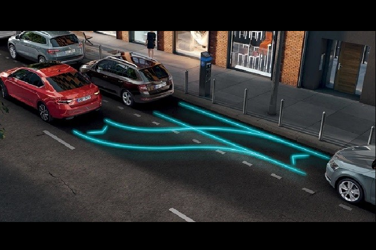 Không chỉ tiện nghi, Skoda Superb còn thực dụng với khoang hành lý 625 lít. Nếu hàng ghế sau gập xuống, thể tích khoang hành lý sẽ tăng lên 1.760 lít. So với người anh em Octavia, Skoda Superb có một điểm thua kém là chỉ sở hữu 7 túi khí thay vì 10.