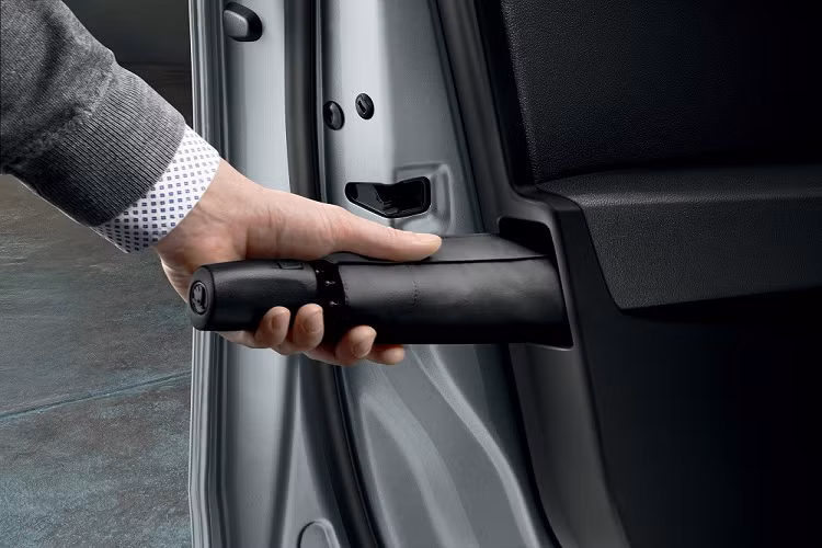 Ngay từ bản Ambition tiêu chuẩn, mẫu sedan hạng D này đã có những trang bị như vô lăng 2 chấu bọc da, tích hợp phím chức năng, bảng đồng hồ kỹ thuật số Virtual Cockpit 10,25 inch, màn hình thông tin giải trí 8 inch, cần số bọc da, phanh tay điện tử, hệ thống kiểm soát hành trình, cảm biến phía sau và tính năng kết nối với điện thoại thông minh không dây Smartlink.