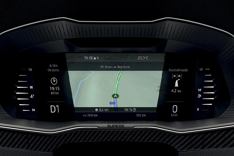 Khác với xu hướng thịnh hành trong làng ô tô hiện nay, Skoda Superb không được trang bị màn hình thông tin giải trí đặt nổi trên mặt táp-lô. Thay vào đó, màn hình này đặt khá thấp, bên dưới cửa gió điều hòa trung tâm cỡ lớn. Dưới màn hình trung tâm là dãy phím cơ học và 3 núm xoay để chỉnh điều hòa. Ngoài ra, hãng Skoda còn bố trí 2 hàng nút bấm cơ học khác xung quanh bệ cần số. Trang bị nội thất của xe sẽ thay đổi theo 4 phiên bản, bao gồm Ambition, Style, L&amp;K và Sportline.