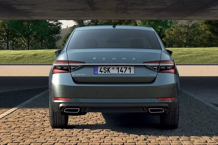 Được phát triển dựa trên cơ sở gầm bệ MQB quen thuộc của tập đoàn mẹ Volkswagen, Skoda Superb 2022 mới sở hữu chiều dài 4.869 mm, chiều rộng 1.864 mm, chiều cao 1.469 mm và chiều dài cơ sở 2.836 mm. Tuy nhiên, Skoda Superb phiên bản bán tại Việt Nam dự kiến sẽ chỉ có kiểu dáng sedan.