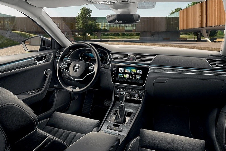 Thêm vào đó là 2 đầu ống xả hình chữ nhật mạ crôm và cảm biến đá cốp tiện dụng. Tuy không phải là ôtô điện nhưng Skoda Superb lại được trang bị vành la-zăng có thiết kế khí động lực học độc đáo. Bộ vành này có thiết kế 5 chấu to bản và sơn 2 màu nổi bật. Tùy theo phiên bản, xe sẽ dùng vành có đường kính 17 - 19 inch.