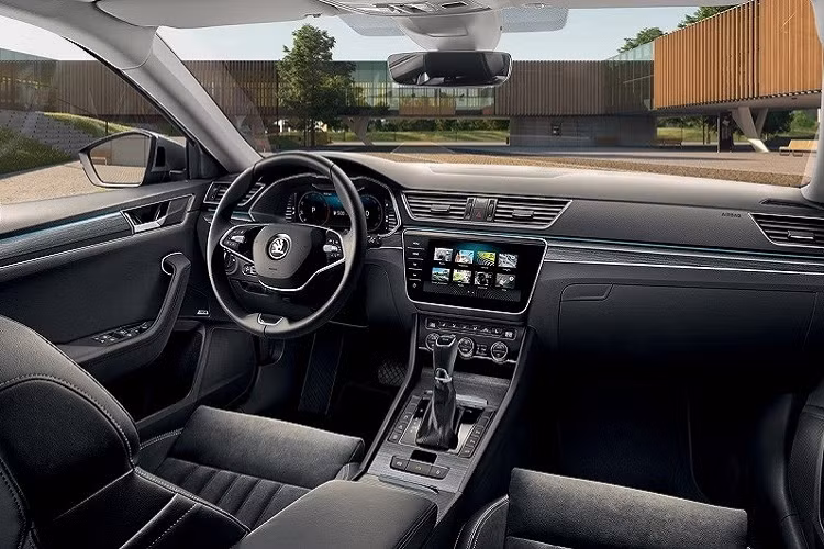 Thêm vào đó là 2 đầu ống xả hình chữ nhật mạ crôm và cảm biến đá cốp tiện dụng. Tuy không phải là ôtô điện nhưng Skoda Superb lại được trang bị vành la-zăng có thiết kế khí động lực học độc đáo. Bộ vành này có thiết kế 5 chấu to bản và sơn 2 màu nổi bật. Tùy theo phiên bản, xe sẽ dùng vành có đường kính 17 - 19 inch.