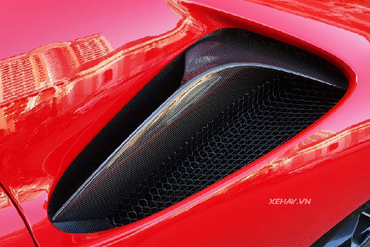 Nội thất xe được bọc da màu nâu nhạt, nhưng đáng chú ý nhất là phần lưng ghế được phủ sợi carbon. Các nút bấm trong cabin của Ferrari SF90 Stradale đều là dạng cảm ứng thay vì phím bấm vật lý, phía sau vô lăng là một màn hình cong kích thước 16 inch để hiển thị các thông tin của xe.