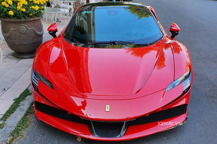 Tuy nhiên, chiếc SF90 Stradale này không được trang bị cánh gió khí động học bằng sợi carbon như chiếc thứ 2 tại Việt Nam.