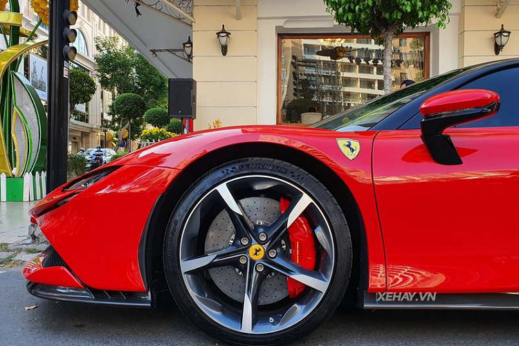 Là siêu xe sử dụng nền tảng động cơ xăng lai điện đầu tiên tại Việt Nam, Ferrari SF90 Stradale được trang bị động cơ xăng tăng áp V8 4.0L, cho công suất 769 mã lực và 800 Nm mô-men xoắn cực đại, kết hợp với 3 mô-tơ điện, cung cấp thêm 217 mã lực. Tổng công suất xe tới 1.000 mã lực, nhờ vậy, SF90 Stradale dễ dàng tăng tốc từ 0 - 100 km/h chỉ với 2,5 giây trước khi đạt vận tốc tối đa 340 km/h.