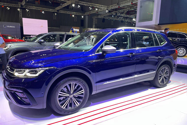 Tiguan mang trong mình hàng loạt các tính năng công nghệ hữu ích, đảm bảo sự kết nối cho mục đích giải trí cũng như công việc. Đồng hồ kỹ thuật số Digital Cockpit Pro đa sắc màu, lựa chọn giao diện và thông số hiển thị sinh động.