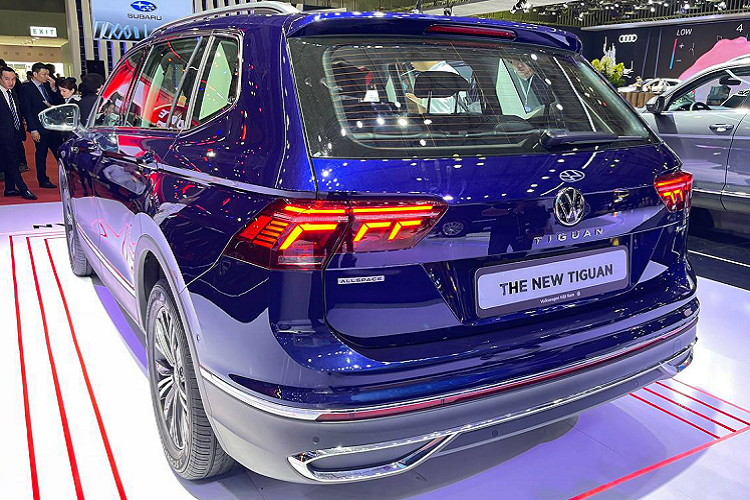 Màn hình giải trí đa chức năng MIB 3 – 8 inch, điều khiển cảm ứng, điều khiển cử chỉ Gesture Control, kết nối App-Connect, (Apple Carplay và Android Auto), Bluetooth, USB (Type C). Điều hoà tự động 3 vùng nhiệt độ, điều khiển cảm ứng và có chức năng lọc không khí. Đóng mở cốp thông minh đảm bảo sự tiện lợi tối đa với các thao tác đá đóng, mở cốp 