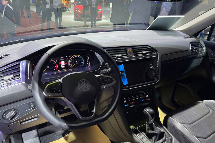 Xe được trang bị động cơ tiên tiến 2.0 TSI với Turbo tăng áp và hệ thống phun nhiên liệu kép đi kèm cùng hộp số tự động ly hợp kép DSG 7 cấp (Direct Shift Gearbox) kết hợp được ưu điểm của một hộp số sàn về kết cấu đơn giản, sang số nhanh và tiết kiệm nhiên liệu với đặc tính tiện lợi dễ điều khiển của các hộp số tự động. Hệ thống dẫn động 4 bánh toàn thời gian biến thiên 4MOTION.