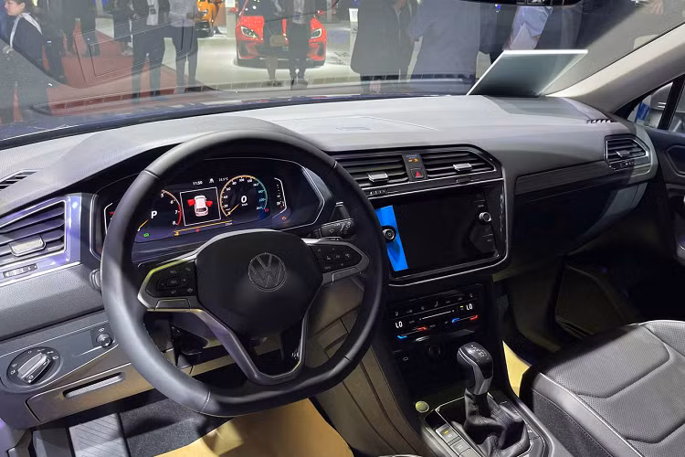 Xe được trang bị động cơ tiên tiến 2.0 TSI với Turbo tăng áp và hệ thống phun nhiên liệu kép đi kèm cùng hộp số tự động ly hợp kép DSG 7 cấp (Direct Shift Gearbox) kết hợp được ưu điểm của một hộp số sàn về kết cấu đơn giản, sang số nhanh và tiết kiệm nhiên liệu với đặc tính tiện lợi dễ điều khiển của các hộp số tự động. Hệ thống dẫn động 4 bánh toàn thời gian biến thiên 4MOTION.