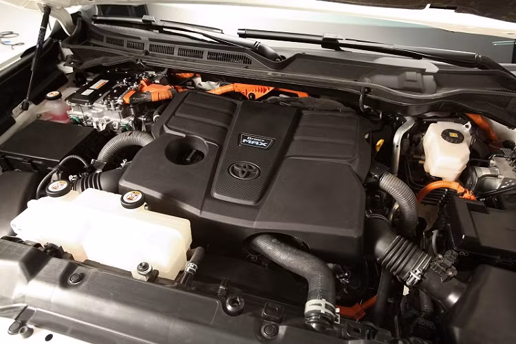 Vẫn chưa rõ liệu mẫu bán tải được đồn đoán này có bất kỳ nâng cấp nào về mặt hiệu suất hay không, nhưng Tundra TRD Pro hiện đang sử dụng động cơ tăng áp kép V6 3.5L đi kèm một mô-tơ điện và hộp số tự động 10 cấp. Thiết lập này cho phép chiếc xe đạt công suất tối đa 437 mã lực và momen xoắn cực đại 790 Nm. 