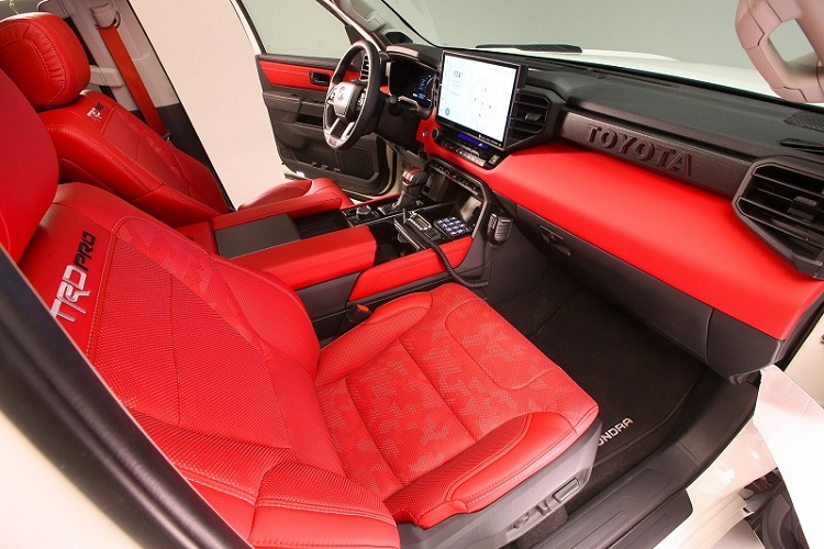 Nếu mẫu bán tải hạng nặng Toyota này đi theo bản concept Tundra TRD Desert Chase, nó có thể sẽ được trang bị các vòm bánh mở rộng cùng bộ mâm nhôm rèn 18 inch bọc trong lốp General Grabber X3 37 inch. Ngoài ra còn có hệ thống treo hành trình dài, thanh giá nóc tích hợp đèn trợ sáng cùng cản va trước thiết kế hầm hố. 