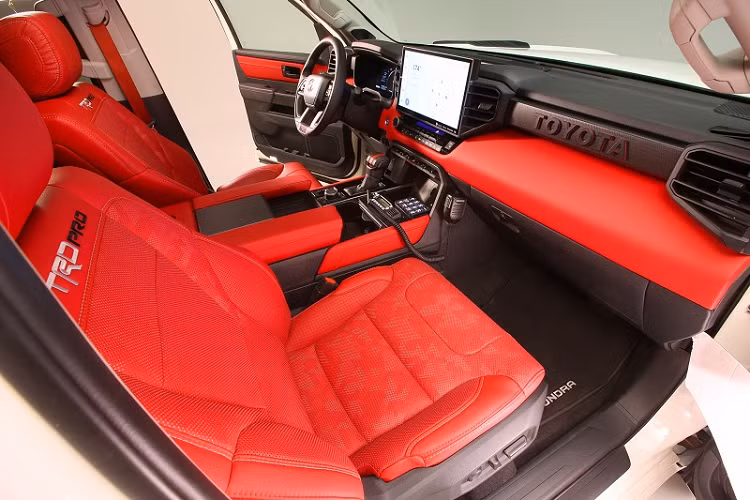 Nếu mẫu bán tải hạng nặng Toyota này đi theo bản concept Tundra TRD Desert Chase, nó có thể sẽ được trang bị các vòm bánh mở rộng cùng bộ mâm nhôm rèn 18 inch bọc trong lốp General Grabber X3 37 inch. Ngoài ra còn có hệ thống treo hành trình dài, thanh giá nóc tích hợp đèn trợ sáng cùng cản va trước thiết kế hầm hố. 