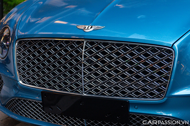 Hộp số sử dụng trên xe loại ly hợp kép 8 cấp, dẫn động 4 bánh toàn thời gian. Khả năng tăng tốc 0-100 km/h trong 4 giây trước khi đạt tốc độ giới hạn điện tử 318 km/h.