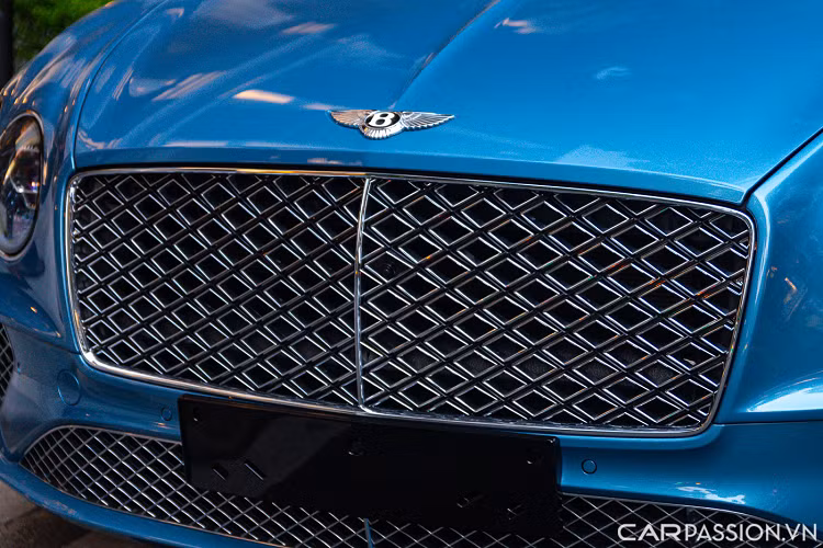 Hộp số sử dụng trên xe loại ly hợp kép 8 cấp, dẫn động 4 bánh toàn thời gian. Khả năng tăng tốc 0-100 km/h trong 4 giây trước khi đạt tốc độ giới hạn điện tử 318 km/h.