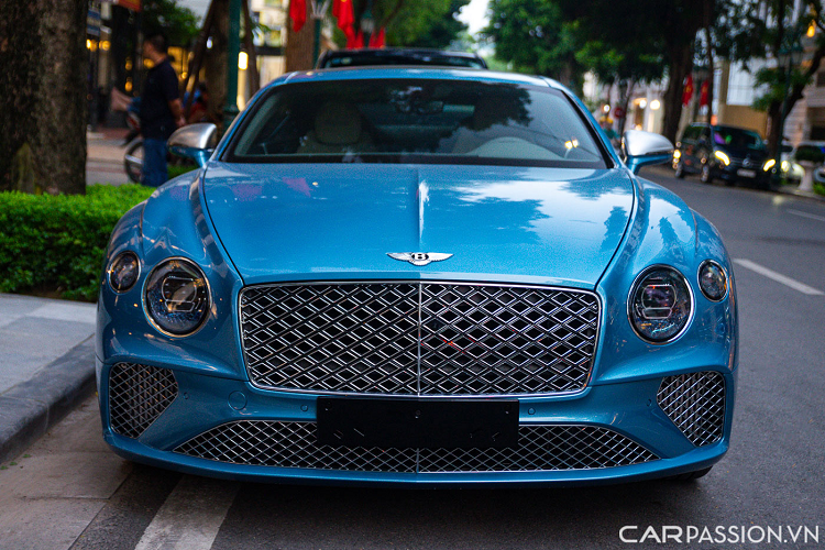 Giá xe Bentley Continental GT Mulliner chính hãng trong bài viết được niêm yết khoảng hơn 21 tỷ đồng. Chiếc Continental GT Mulliner này mang trên mình màu sơn ngoại thất thanh lịch xanh Light Windsor Blue.