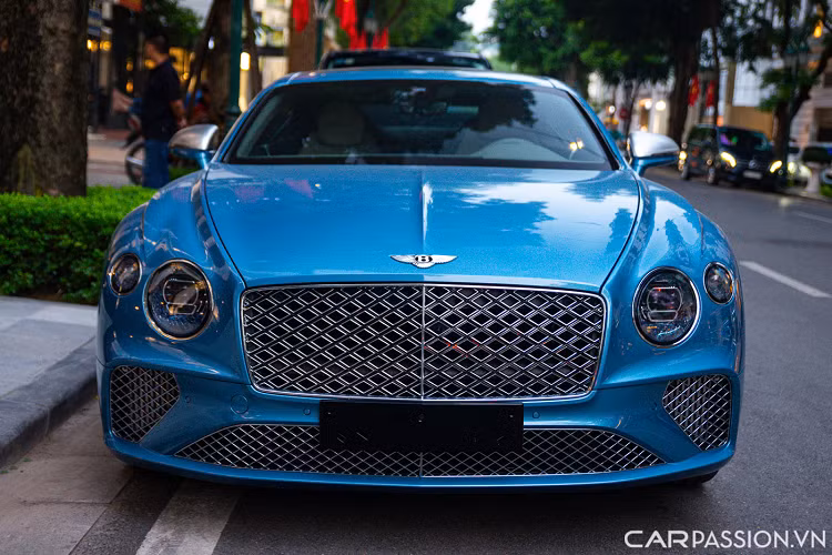 Giá xe Bentley Continental GT Mulliner chính hãng trong bài viết được niêm yết khoảng hơn 21 tỷ đồng. Chiếc Continental GT Mulliner này mang trên mình màu sơn ngoại thất thanh lịch xanh Light Windsor Blue.