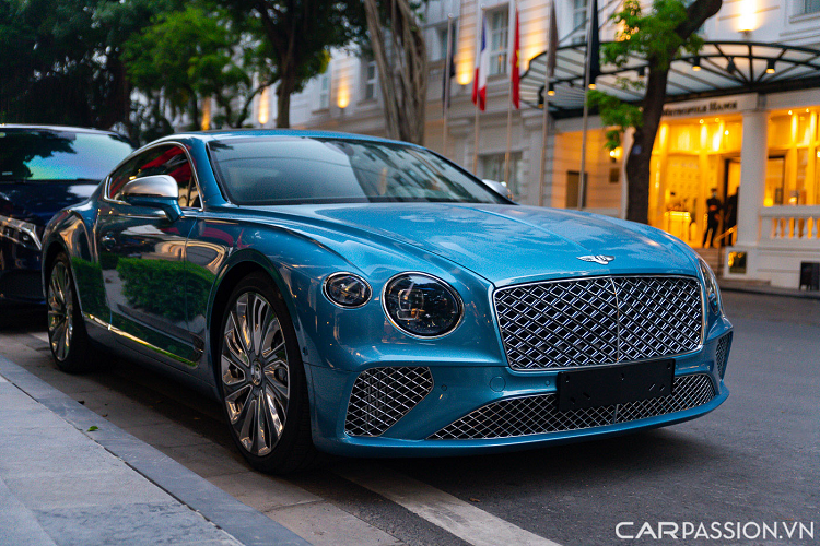 Đây là 1 trong 2 chiếc Bentley Continental GT Mulliner siêu sang đầu tiên về Việt Nam đã có chủ, nhưng là chiếc đầu tiên được nhập khẩu theo diện chính hãng. Chiếc đầu tiên có màu sơn nâu và được nhập khẩu bởi nhà nhập khẩu tư nhân.