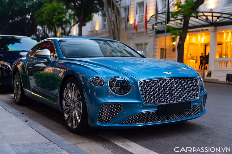 Đây là 1 trong 2 chiếc Bentley Continental GT Mulliner siêu sang đầu tiên về Việt Nam đã có chủ, nhưng là chiếc đầu tiên được nhập khẩu theo diện chính hãng. Chiếc đầu tiên có màu sơn nâu và được nhập khẩu bởi nhà nhập khẩu tư nhân.