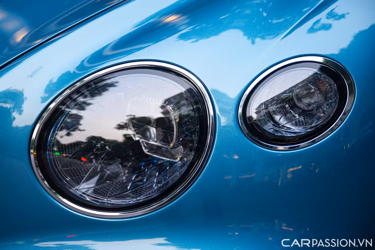 Ngoài ra, xe sở hữu một số những chi tiết nâng cấp mang tính độc quyền đến từ bộ phận cá nhân hóa của thương hiệu. Phần lưới tản nhiệt trước của chiếc xe đã được thiết kế lại theo phong cách “Double Diamond” với sự kết hợp của màu chrome và đen.