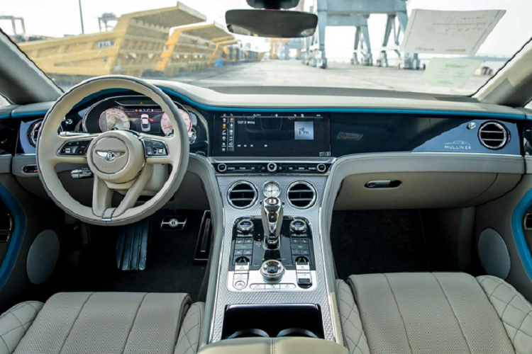 Nội thất của Bentley Continental GT V8 Mulliner được tạo bởi 400.000 mũi khâu, mỗi hoạ tiết kim cương chứa 712 mũi khâu riêng lẻ khiến các nghệ nhân mất 18 tháng hoàn thành thủ công. Đèn chào mừng Mulliner Welcome Lamps sẽ hiện ra khi chủ nhân mở cửa xe.