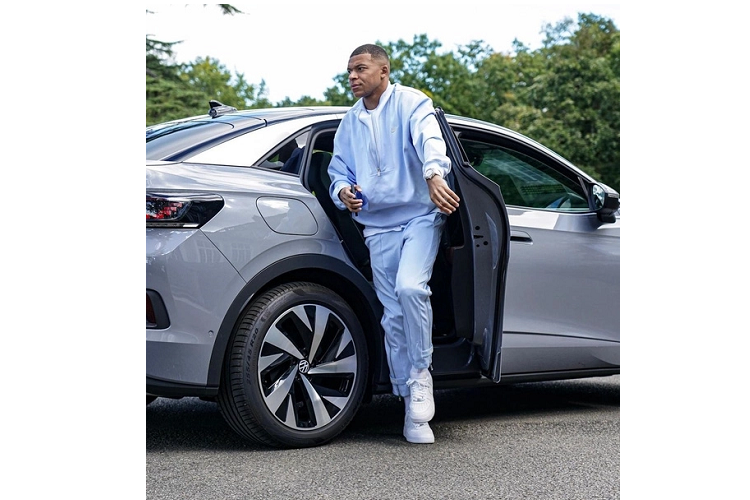 V-Class cung cấp đủ chỗ cho bảy người và phù hợp cho những chuyến đi dài với nhiều tính năng cao cấp. Mercedes-Benz V-Class có với mức giá khởi điểm là 52.600 USD (khoảng 1,3 tỷ đồng). Một trong những nguyên nhân mà Mbappe chỉ sử dụng xe phổ thông là do nam cầu thủ này chưa có bằng lái. Anh từng chia sẻ rằng mình chưa có thời gian để thi lấy bằng và thường ngày anh được tài xế riêng chuyên chở.