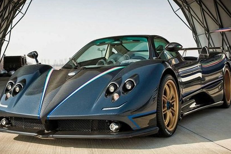 Tại thời điểm ra mắt, siêu phẩm có xuất xứ từ Ý này có giá lên tới 2 triệu USD (tương đương 48 tỷ đồng). Xe sử dụng động cơ V12 7.3L hút khí tự nhiên, sản sinh công suất 678 mã lực và 789 Nm mô-men xoắn. Ngoài ra, Messi còn sở hữu nhiều mẫu xe có giá bán đắt đỏ khác như Cadillac Escalade, Range Rover hay Maserati GranTurismo MC Stradale…