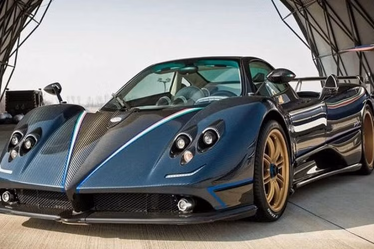 Tại thời điểm ra mắt, siêu phẩm có xuất xứ từ Ý này có giá lên tới 2 triệu USD (tương đương 48 tỷ đồng). Xe sử dụng động cơ V12 7.3L hút khí tự nhiên, sản sinh công suất 678 mã lực và 789 Nm mô-men xoắn. Ngoài ra, Messi còn sở hữu nhiều mẫu xe có giá bán đắt đỏ khác như Cadillac Escalade, Range Rover hay Maserati GranTurismo MC Stradale…