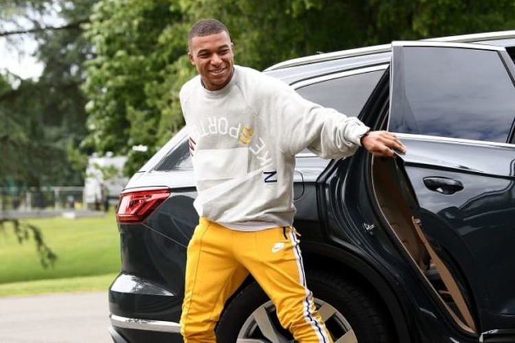 Kylian Mbappe Trái ngược với Messi, dàn xe ôtô của Kylian Mbappe tỏ ra chẳng mấy quan tâm đến siêu xe. Mbappe ưu tiên sử dụng những chiếc xe thiên về tính đa dụng hơn là tốc độ. Mẫu SUV bình dân Volkswagen Tiguan là chiếc xe được danh thủ người Pháp thường xuyên sử dụng để lui tới sân vận động và di chuyển hằng ngày.