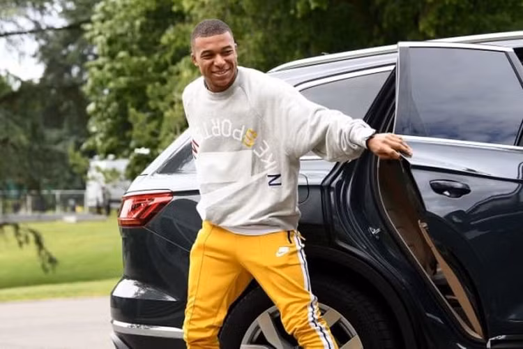 Kylian Mbappe Trái ngược với Messi, dàn xe ôtô của Kylian Mbappe tỏ ra chẳng mấy quan tâm đến siêu xe. Mbappe ưu tiên sử dụng những chiếc xe thiên về tính đa dụng hơn là tốc độ. Mẫu SUV bình dân Volkswagen Tiguan là chiếc xe được danh thủ người Pháp thường xuyên sử dụng để lui tới sân vận động và di chuyển hằng ngày.