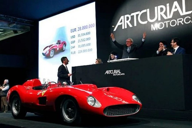 Lionel Messi Nhìn vào bộ sưu tập xe của siêu sao bóng đá Messi, người ta có thể thấy rằng nam danh thủ dường như yêu thích các mẫu xe đến từ gia đình Ferrari hơn hẳn đối thủ Lamborghini. Trong garage của anh hiện nay, có tới 2 chiếc xe đến từ thương hiệu này đó là F430 Spider và 335 S Spider Scagllietti.