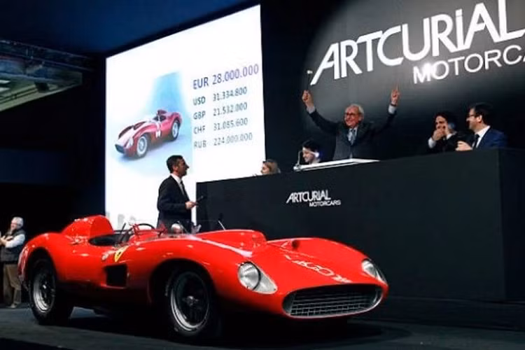 Lionel Messi Nhìn vào bộ sưu tập xe của siêu sao bóng đá Messi, người ta có thể thấy rằng nam danh thủ dường như yêu thích các mẫu xe đến từ gia đình Ferrari hơn hẳn đối thủ Lamborghini. Trong garage của anh hiện nay, có tới 2 chiếc xe đến từ thương hiệu này đó là F430 Spider và 335 S Spider Scagllietti.