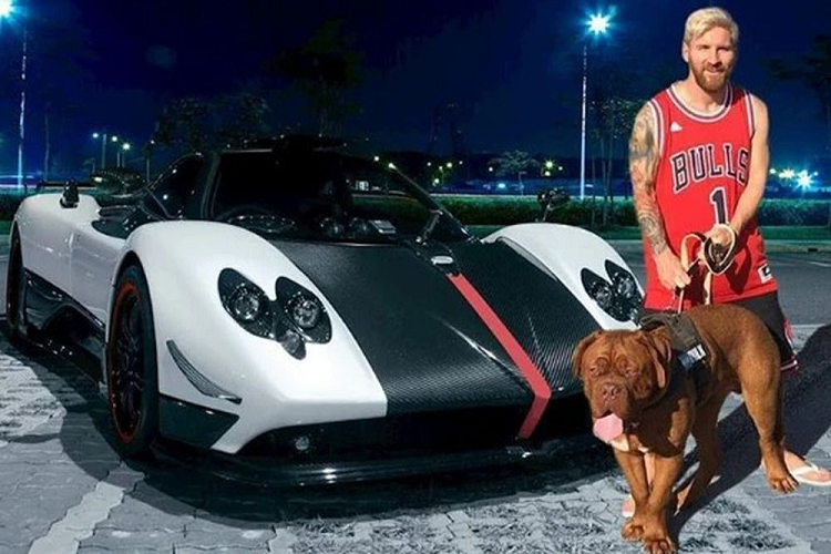 Pagani Zonda Roadster là chiếc xe đắt giá thứ 2 trong bộ sưu tập của Messi khi đã tiêu tốn của ngôi sao này tới 4 triệu USD (gần 100 tỷ đồng) để sở hữu nó. Với động cơ V12 7.3L, siêu xe này có thể tăng tốc 0-100km/h trong 3,4 giây và tốc độ tối đa 345km/h. Ngoài bản mui trần, Messi còn sở hữu cả Pagani Zonda phiên bản giới hạn Tricolore.