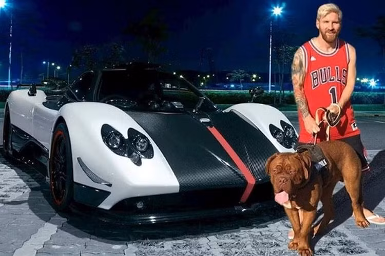 Pagani Zonda Roadster là chiếc xe đắt giá thứ 2 trong bộ sưu tập của Messi khi đã tiêu tốn của ngôi sao này tới 4 triệu USD (gần 100 tỷ đồng) để sở hữu nó. Với động cơ V12 7.3L, siêu xe này có thể tăng tốc 0-100km/h trong 3,4 giây và tốc độ tối đa 345km/h. Ngoài bản mui trần, Messi còn sở hữu cả Pagani Zonda phiên bản giới hạn Tricolore.