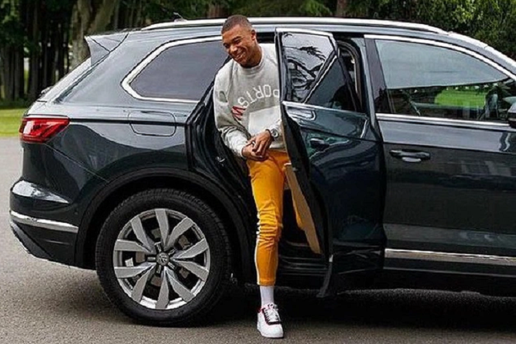 Volkswagen ID.5 là mẫu xe điện duy nhất mà Mbappe sở hữu. Mẫu SUV thuần điện này được cung cấp với 3 biến thể, bao gồm Pro, Pro Performance và GT cùng mức giá khởi điểm là 58.100 USD (tương đương 1,43 tỷ đồng). Các cầu thủ thường thích những siêu xe thể thao mạnh mẽ chứ không phải các mẫu MPV đầy tính thực dụng.