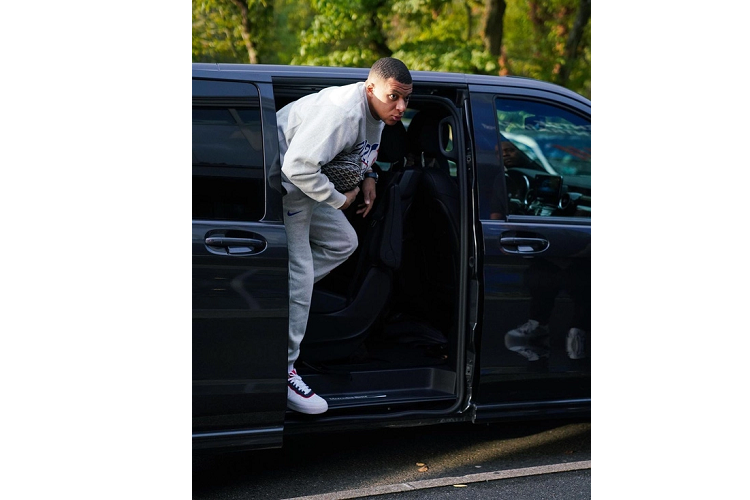 Tuy nhiên, điều này không hề đúng trong trường hợp của Kylian Mbappe. Chân sút 24 tuổi này sở hữu tới 2 chiếc MPV. Chiếc đầu tiên là Volkswagen Multivan với giá bán chỉ từ 60.000 USD (tương đương 1,48 tỷ đồng). Chiếc MPV thứ hai của Mbappe là Mercedes-Benz V-Class thậm chí chỉ dừng ở phiên bản tiêu chuẩn. 