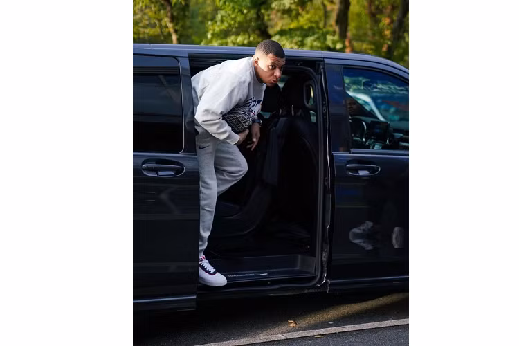 Tuy nhiên, điều này không hề đúng trong trường hợp của Kylian Mbappe. Chân sút 24 tuổi này sở hữu tới 2 chiếc MPV. Chiếc đầu tiên là Volkswagen Multivan với giá bán chỉ từ 60.000 USD (tương đương 1,48 tỷ đồng). Chiếc MPV thứ hai của Mbappe là Mercedes-Benz V-Class thậm chí chỉ dừng ở phiên bản tiêu chuẩn. 