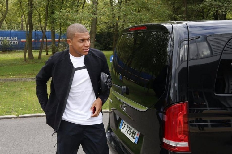 Mbappe còn sở hữu một mẫu SUV nữa đến từ VW là Touareg. Volkswagen Touareg sử dụng hai động cơ diesel (V6 3.0 lít và V8 tăng áp kép 4.0 lít), hai động cơ xăng (L4 2.0 lít và V6 3.0 lít) và động cơ 3.0 lít plug-in hybrid. Mẫu SUV này được bán ra với mức giá từ 61.000 USD (khoảng 1,51 tỷ đồng).