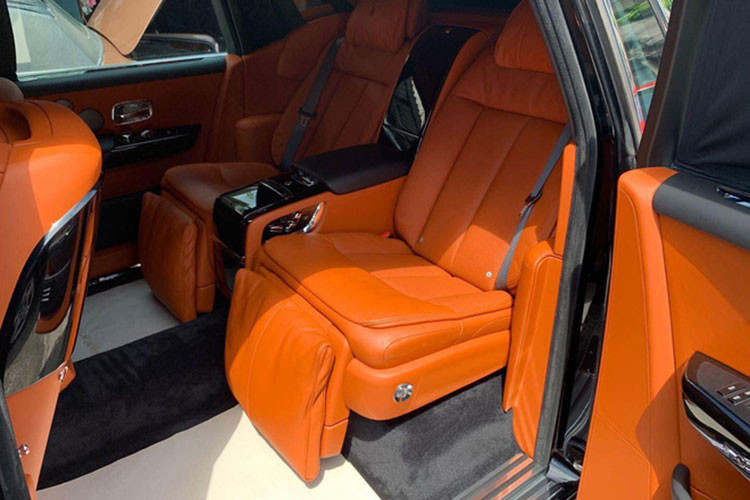 Ngoài ra, xe được trang bị màn hình màu TFT 12,3 inch, hệ thống điều hòa tự động 4 vùng, rạp hát là dàn âm thanh Rolls-Royce Bespoke với 18 loa công suất 1.300W... và không thể thiếu một bầu trời đầy sao.