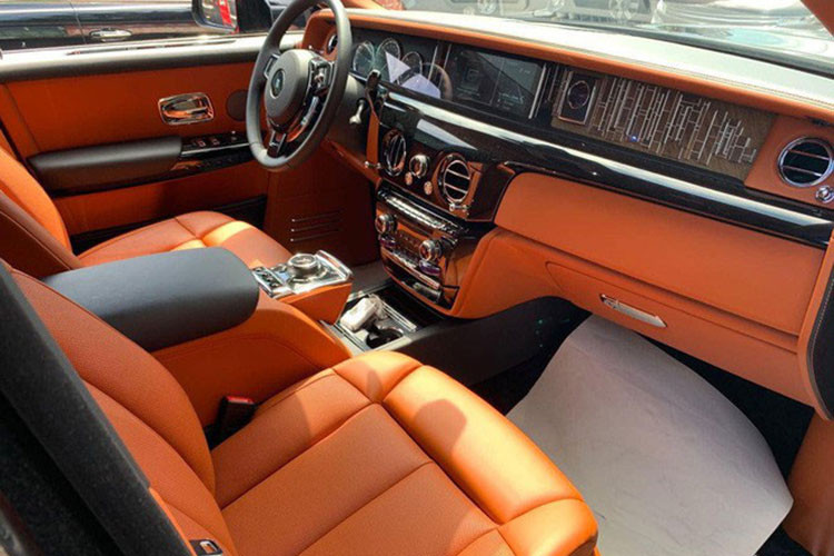 Nội thất xe siêu sang Rolls-Royce Phantom thế hệ thứ 8 được làm mới với điểm nhấn chính là chi tiết mang tên gọi The Gallery xuất hiện ở bảng táp-lô có thể được cá nhân hóa từ sơn dầu, gốm sứ, dùng lụa, lông vũ tạo hình hay thậm chí in 3D dát vàng,...