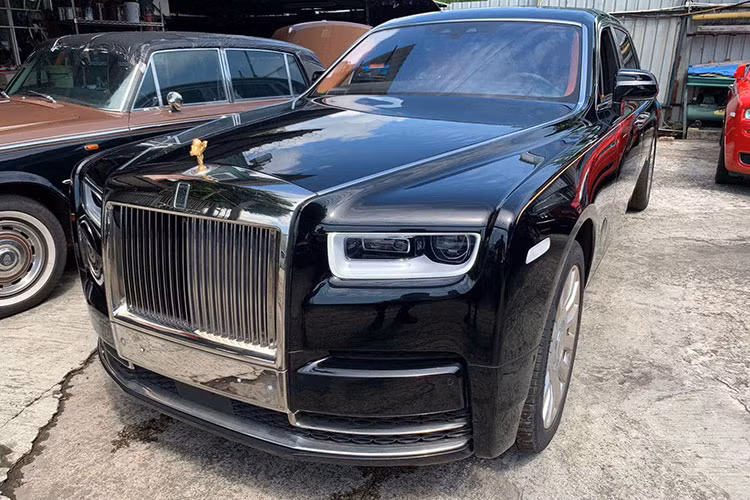 Nhờ vào sức mạnh từ khối động cơ V12, siêu sedan này dù nặng tới 2,7 tấn vẫn có thể tăng tốc từ 0-100km/h chỉ trong 5,3 giây, nhanh hơn 0,4 giây so với người tiền nhiệm. Theo giới thạo tin, nếu được ra biển số trắng - giá xe Rolls-Royce Phantom VIII lăn bánh mới bị bắt gặp tại tỉnh Bà Rịa – Vũng Tàu có thể lên đến trên 60 tỷ đồng.