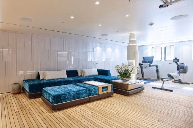 Soaring có vỏ được làm bằng thép và cấu trúc thượng tầng bằng nhôm. Nó có thể phục vụ 12 hành khách chưa kể thủy thủ đoàn. Bên trong Soaring được chia thành 4 khoang, một trong số đó dành cho chủ nhân chiếc du thuyền.