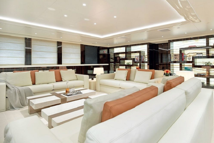 Thiết kế nội thất của siêu du thuyền còn được nghệ thuật hóa nhằm tôn lên vẻ đẹp tự nhiên, điển hình như mỗi một vách ngăn trong phòng ngủ đều là một bức tranh. Cách bày bố và trang trí nội thất thuyền được thiết kế sao cho thật tương xứng với tên gọi của nó, “một chú chim đang sải cánh bay lượn trên bầu trời”.