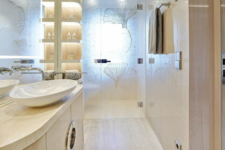 Toàn bộ tầng trên của du thuyền là khu vực của chủ sở hữu, có văn phòng làm việc, lối ra sân thượng riêng. Trong khi đó, boong dưới cùng là khu vực phòng tập thể dục và beach club với nhiều loại “đồ chơi” dưới nước như thuyền kayak, ván chèo, seabob (xe máy dưới nước), bạt lò xo (trampoline), ca-nô nhỏ,… Soaring sở hữu 2 động cơ MTU, tốc độ hành trình 14 hải lý/giờ (26 km/h), tốc độ tối đa 16 hải lý/giờ (30 km/h), tầm hoạt động 8.334 km nhờ thùng nhiên liệu 203.000 lít.