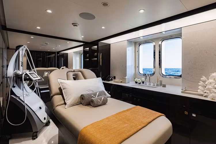 Ngoài ra, siêu du thuyền này còn được trang bị hệ thống ổn định tiên tiến giúp giảm độ lật từ bên này sang bên, giúp du khách có được sự thoải mái, kể cả khi thả neo hoặc khi đang di chuyển. Giá du thuyền Soaring khoảng hơn 100 triệu USD (hơn 2300 tỷ đồng) do được xây dựng vào năm 2020. Đây có lẽ là một trong những siêu du thuyền đắt nhất hiện đang được rao bán.