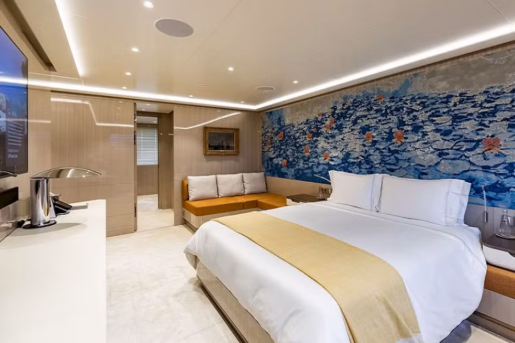 Tại phần khoang sau bên trên, du khách có thể thoả thích tận hưởng không gian ăn uống sang trọng, ấm cúng nối liền với cabin của chủ nhân. Tiếp ngay sau đó là một thư viện với tầm nhìn cảnh vật xung quanh tuyệt hảo. Các boong bên ngoài cũng có nhiều khu vực ăn uống và thư giãn. Đến với Soaring, du khách sẽ được tận hưởng nhiều tiện nghi xa xỉ phòng massage, phòng tắm hammam, quầy bar, bể sục, khu tắm nắng trên boong, khu vực thư giãn ngoài trời,... .