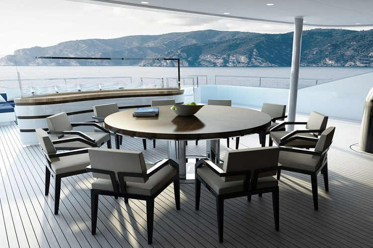 Đến với Soaring, du khách sẽ được tận hưởng nhiều tiện nghi xa xỉ phòng massage, phòng tắm hammam, quầy bar, bể sục, khu tắm nắng trên boong, khu vực thư giãn ngoài trời,... .