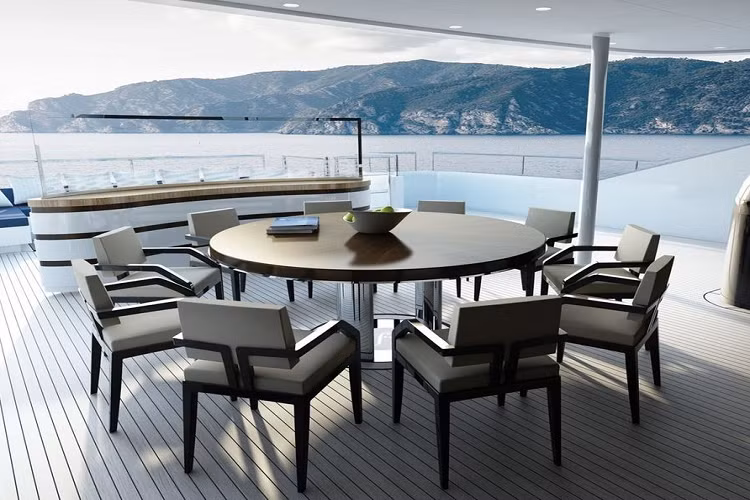 Đến với Soaring, du khách sẽ được tận hưởng nhiều tiện nghi xa xỉ phòng massage, phòng tắm hammam, quầy bar, bể sục, khu tắm nắng trên boong, khu vực thư giãn ngoài trời,... .